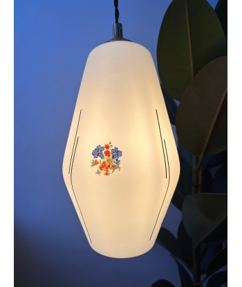 Grande suspension en verre blanc opalin à décor de fleurs- modèle Adélaïde En savoir plus