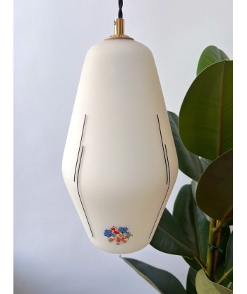 Grande suspension en verre blanc opalin à décor de fleurs- modèle Adélaïde En savoir plus