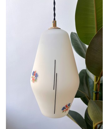 Grande suspension en verre blanc opalin à décor de fleurs- modèle Adélaïde En savoir plus